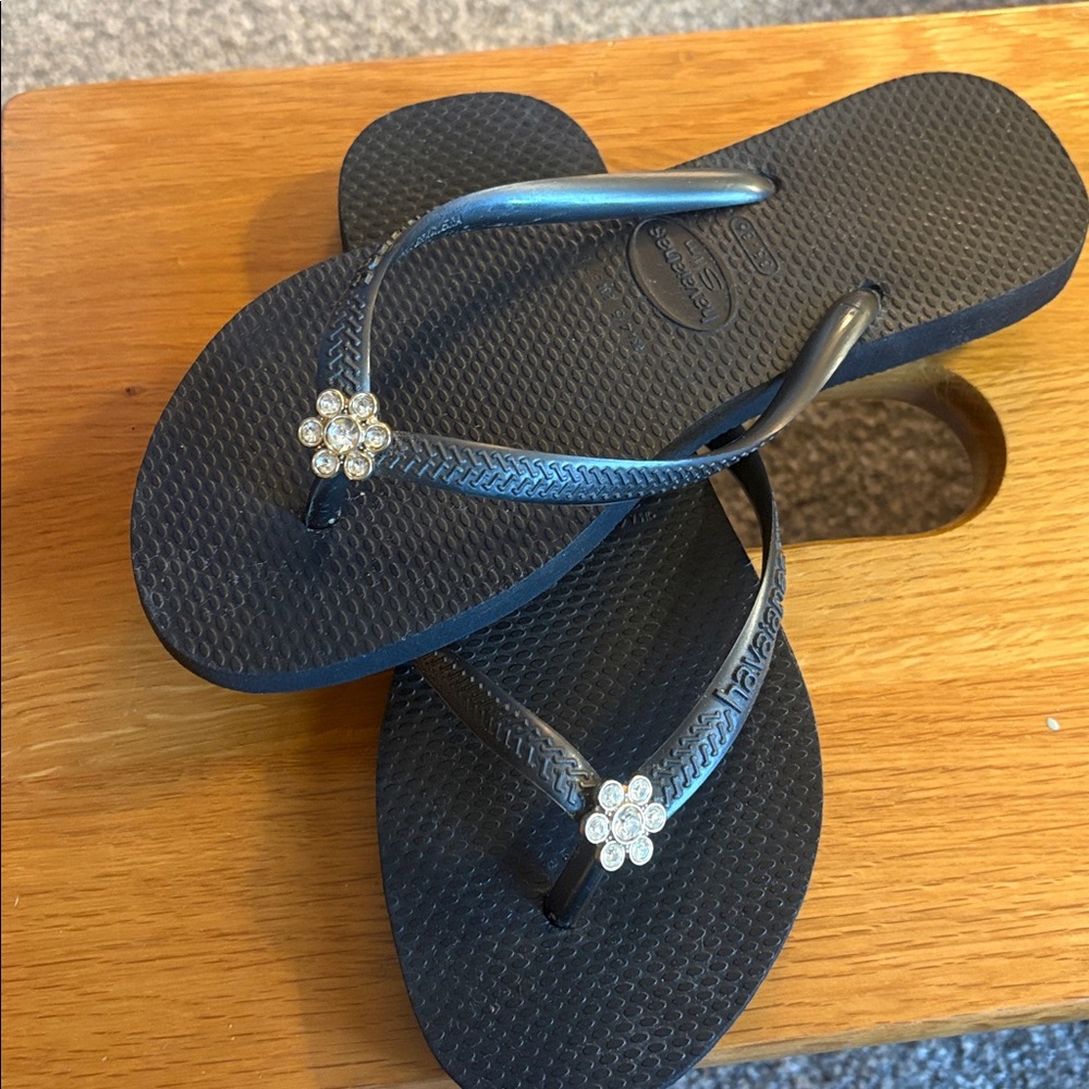 Haviana Elegant Black flip flops with Floral Jewel Detail